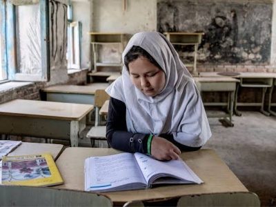 نگرانی دختران دانش‌آموز از بیش از هزار روز خانه نشینی و محرومیت تحصیل در فراه 
