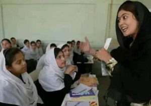 تبعیض سیستماتیک طالبان؛ معلمان زن به ترک وظایف شان فکر می‌کنند