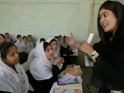 تبعیض سیستماتیک طالبان؛ معلمان زن به ترک وظایف شان فکر می‌کنند