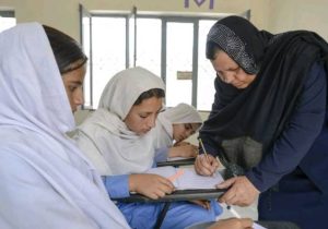 معلمان زن؛ پنج‌هزار افغانی برای مصارف خانواده‌ ما کافی نیست