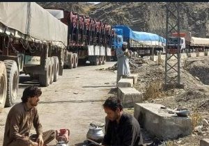 پاکستان د تورخم په دروازه کې د افغان سوداګرو د مالونو د لېږدولو موټر درولی دی