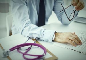  طالبان یک داکتر را به دلیل اینکه آهنگ در موبایل‌اش بود، لت‌وکوب کردند