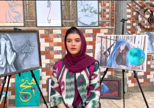 بانوی بازمانده از تحصیل مشغول به هنر نقاشی