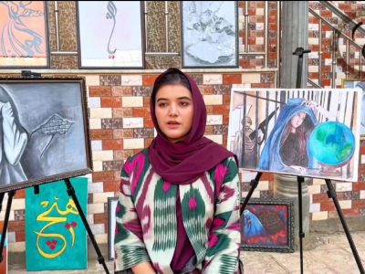 بانوی بازمانده از تحصیل مشغول به هنر نقاشی