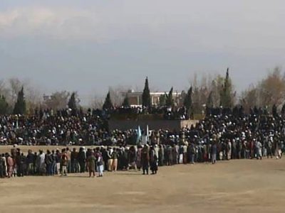 دو نفر را در محضر عام شلاق زدند