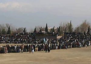 دو زن و یک مرد را در ملاء عام شلاق زدند 