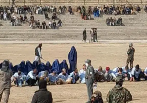 طالبان یک زن را در ملاء عام ۳۰ ضربه شلاق زد