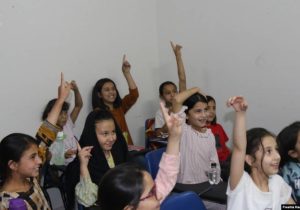 محرومیت از آموزش مهاجرین قانونی جرم است