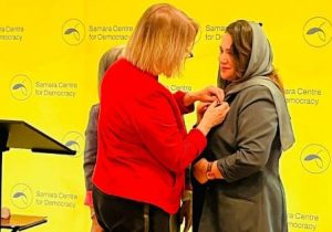 مدال تاج‌گذاری «شاه چارلز سوم» به نرگس نهان و دو فعال حقوق بشر دیگر اهدا شد