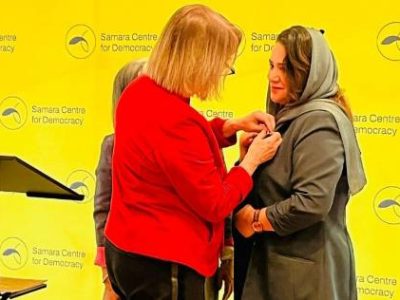 مدال تاج‌گذاری «شاه چارلز سوم» به نرگس نهان و دو فعال حقوق بشر دیگر اهدا شد