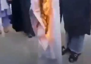 یک دانشجوی علوم طبی یونیفرم‌اش را به آتش کشید